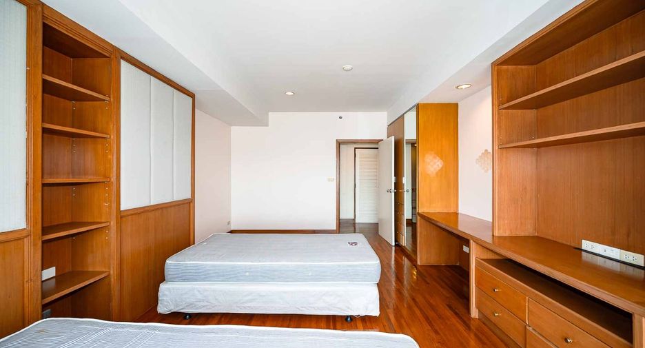 For rent 3 bed condo in Yan Nawa, Bangkok