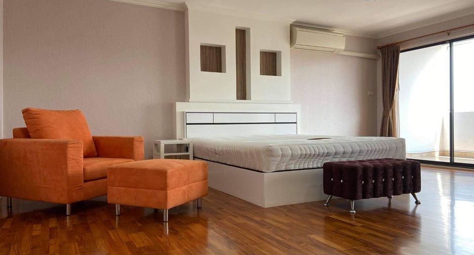 For rent 3 bedrooms condo in Watthana, Bangkok