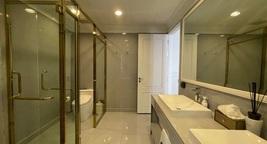 For rent 3 bedrooms townhouse in Watthana, Bangkok