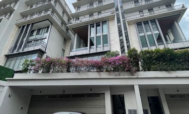 出租 3 卧室 联排别墅 在 Watthana, 曼谷