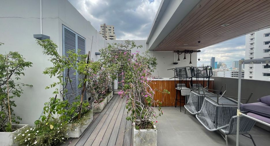 For rent 3 bedrooms townhouse in Watthana, Bangkok