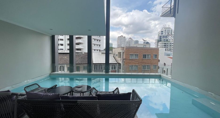 For rent 3 bedrooms townhouse in Watthana, Bangkok