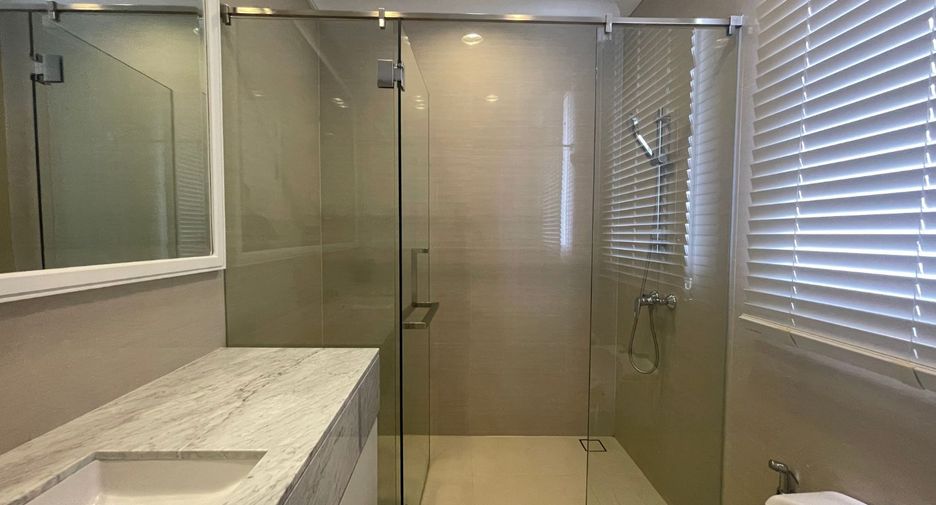 For rent 3 bedrooms townhouse in Watthana, Bangkok