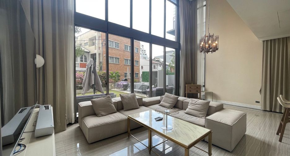 For rent 3 bedrooms townhouse in Watthana, Bangkok