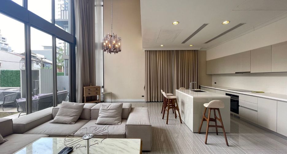 For rent 3 bedrooms townhouse in Watthana, Bangkok