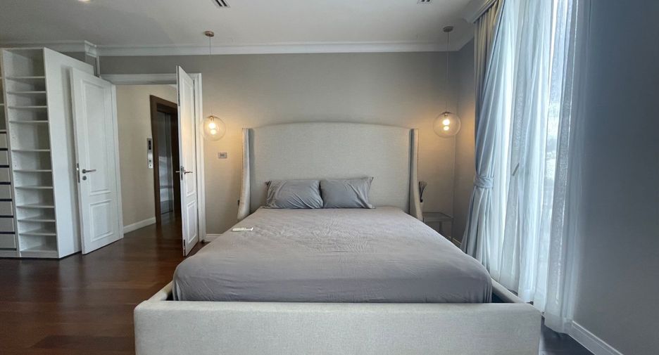 For rent 3 bedrooms townhouse in Watthana, Bangkok