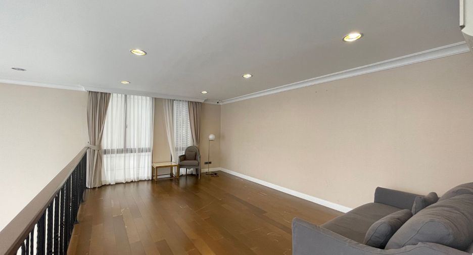 For rent 3 bedrooms townhouse in Watthana, Bangkok