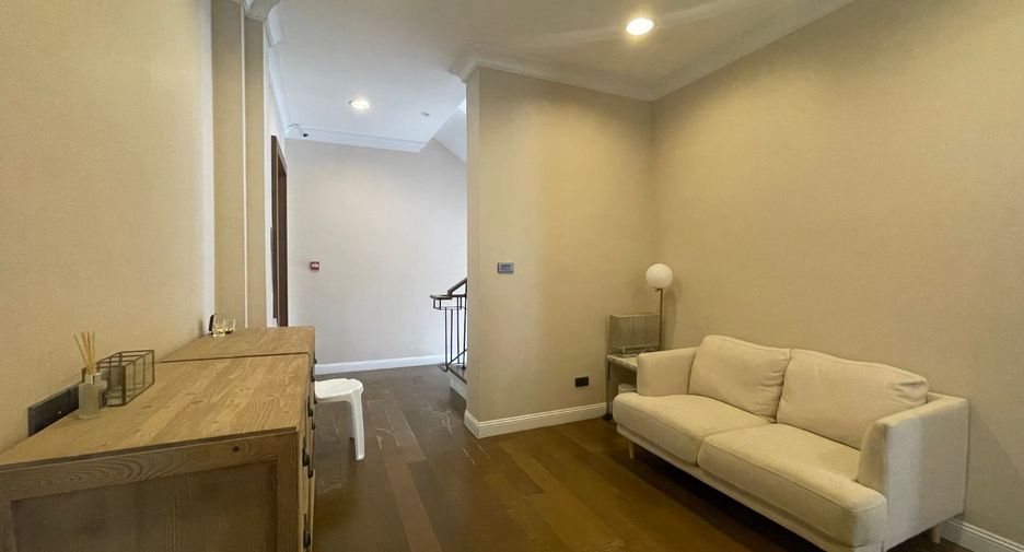 For rent 3 bedrooms townhouse in Watthana, Bangkok