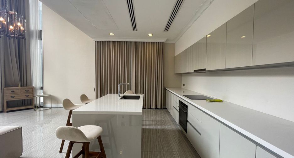 For rent 3 bedrooms townhouse in Watthana, Bangkok