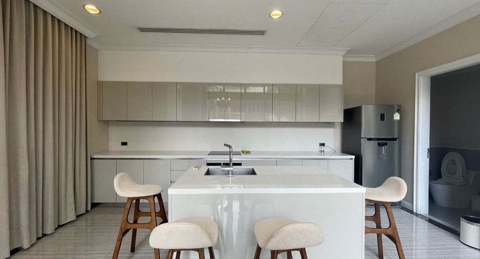 For rent 3 bedrooms townhouse in Watthana, Bangkok