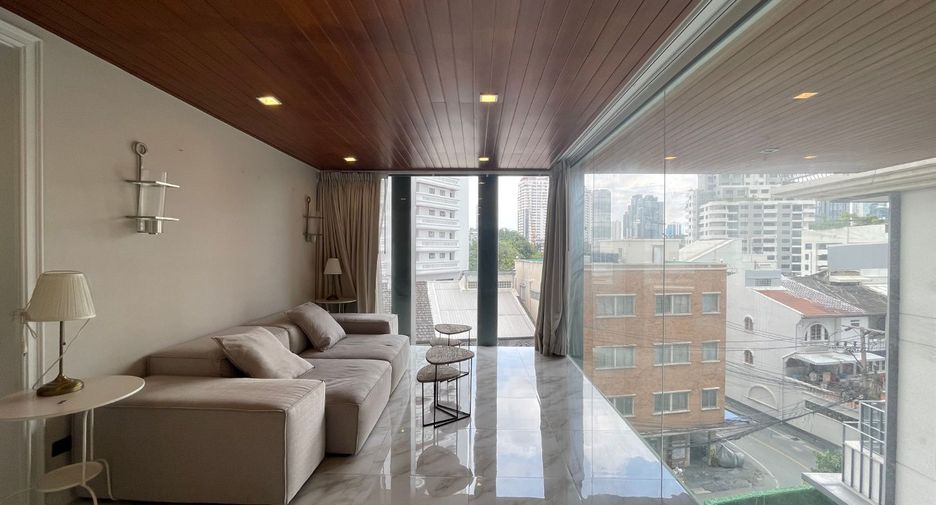 For rent 3 bedrooms townhouse in Watthana, Bangkok