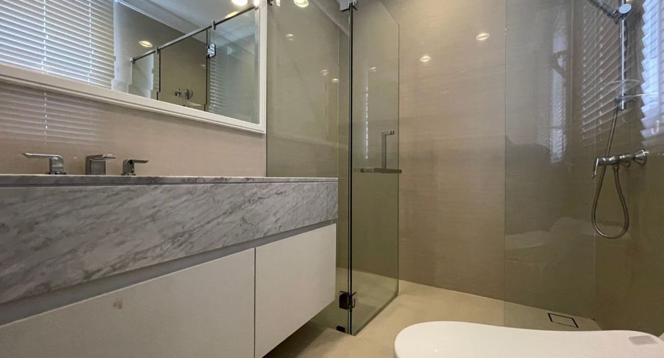 For rent 3 bedrooms townhouse in Watthana, Bangkok