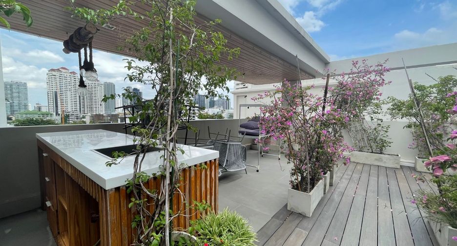 For rent 3 bedrooms townhouse in Watthana, Bangkok