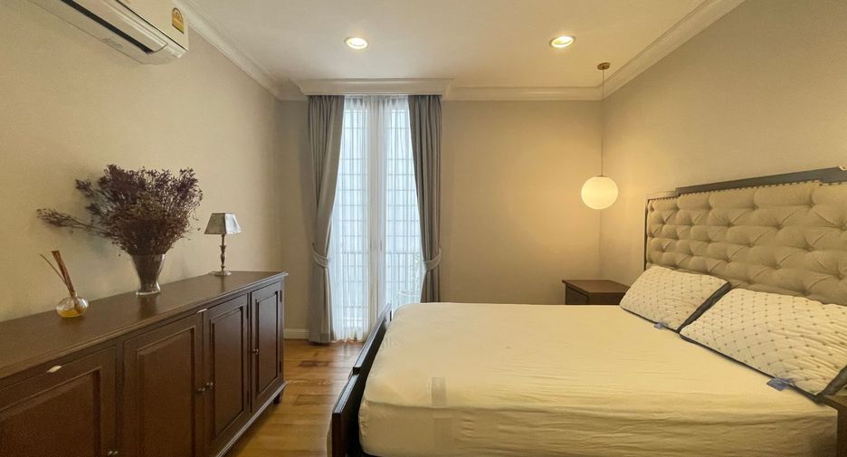 For rent 3 bedrooms townhouse in Watthana, Bangkok