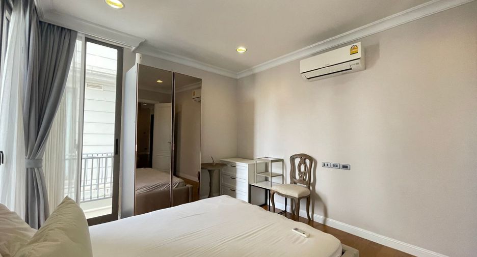 For rent 3 bedrooms townhouse in Watthana, Bangkok