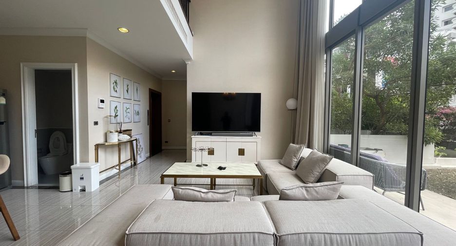 For rent 3 bedrooms townhouse in Watthana, Bangkok