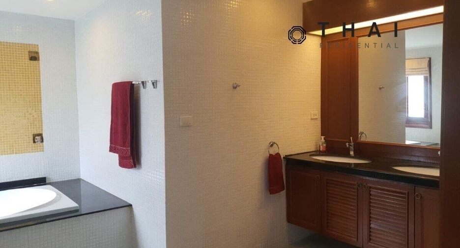 Villa en alquiler y en venta de 4 habitaciones en Mueang Phuket, Phuket