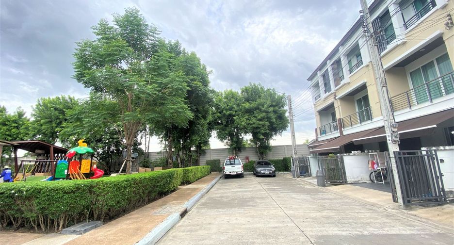 For sale 3 bedrooms townhouse in Bueng Kum, Bangkok