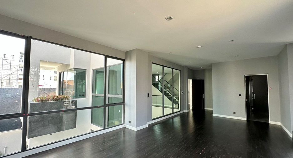 For rent 4 bedrooms house in Suan Luang, Bangkok