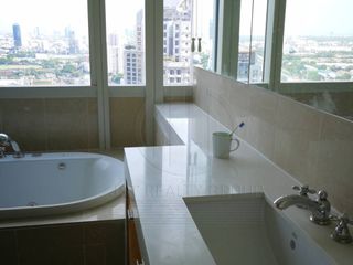 For rent 2 bedrooms condo in Pathum Wan, Bangkok