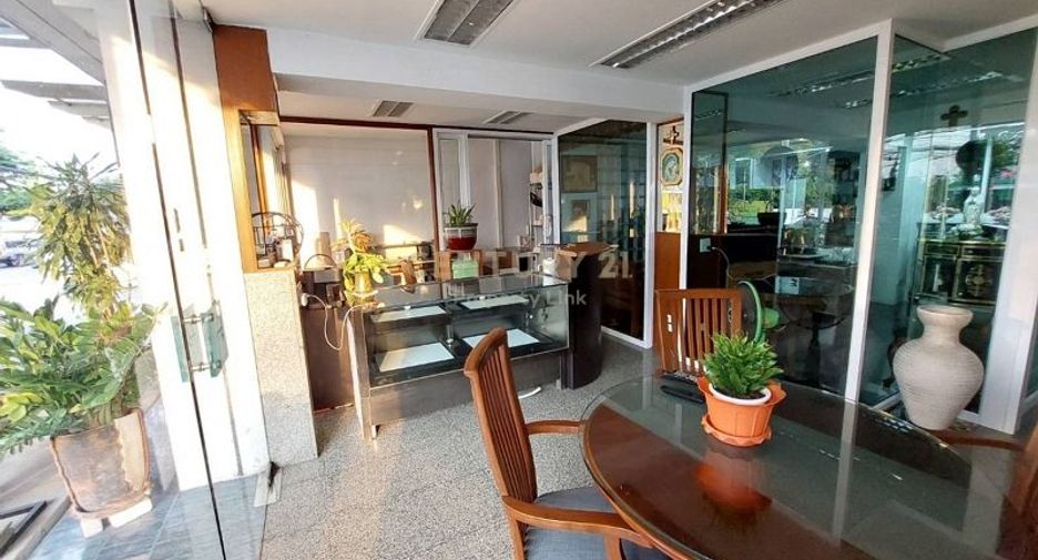 For sale 4 bedrooms retail Space in Bang Na, Bangkok