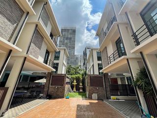 For rent 4 Beds house in Khlong Toei, Bangkok