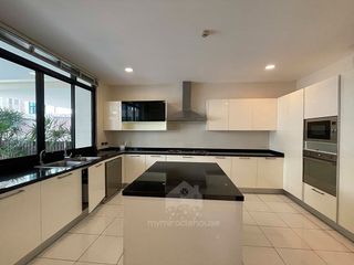 For rent 4 Beds house in Khlong Toei, Bangkok