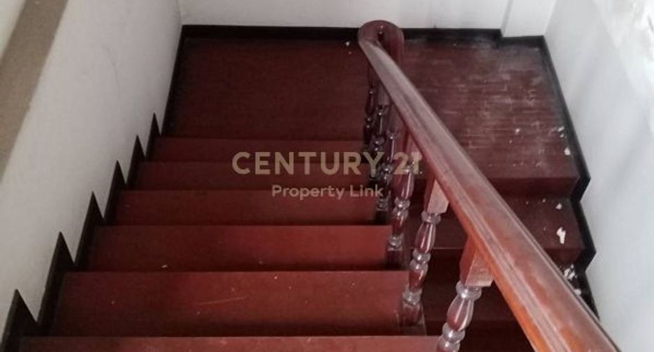 For rent 4 bedrooms townhouse in Watthana, Bangkok