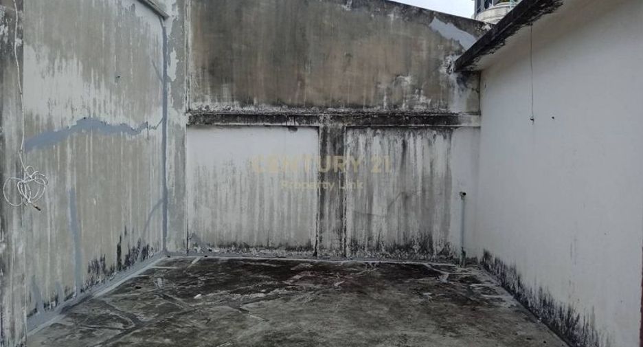 For rent 4 bedrooms townhouse in Watthana, Bangkok