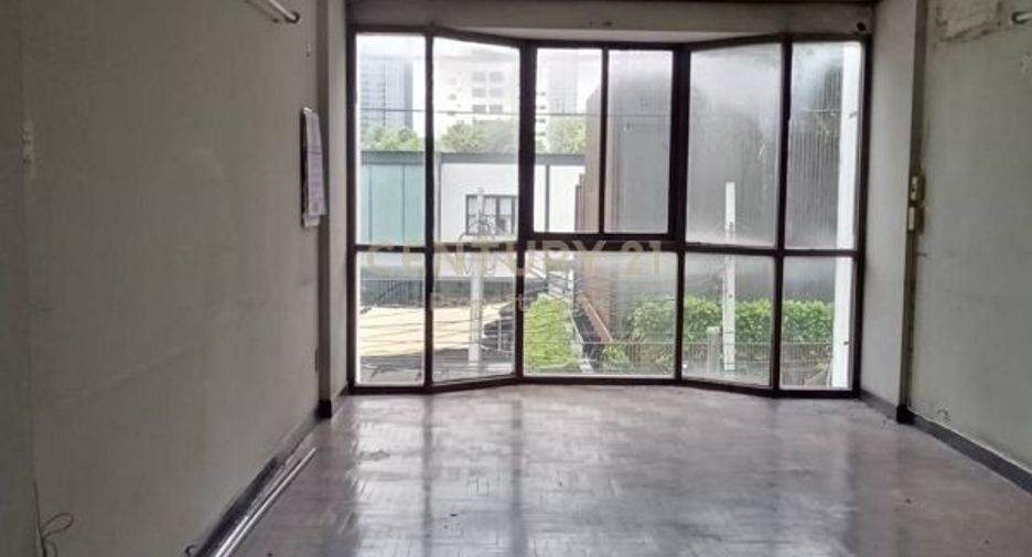 For rent 4 bedrooms townhouse in Watthana, Bangkok