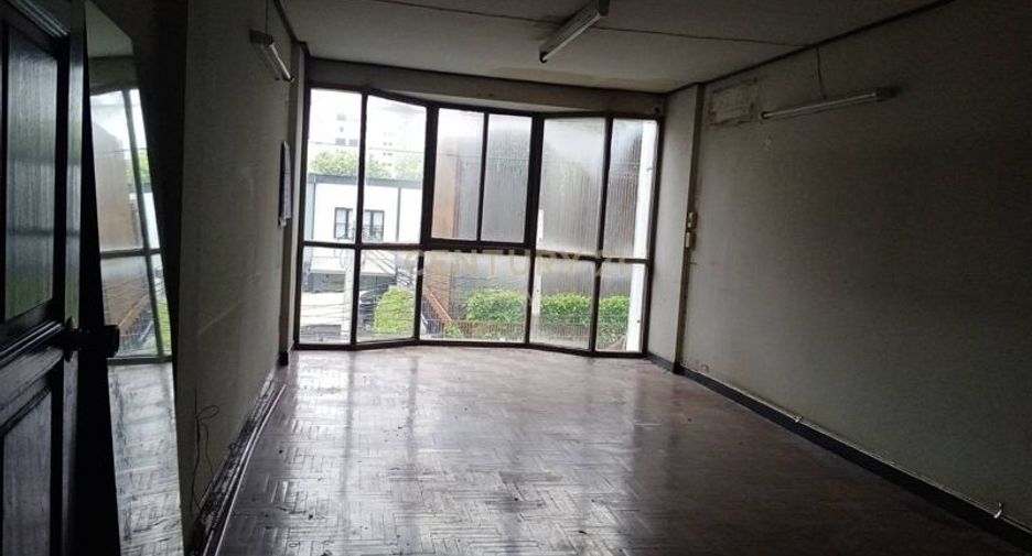 For rent 4 bedrooms townhouse in Watthana, Bangkok