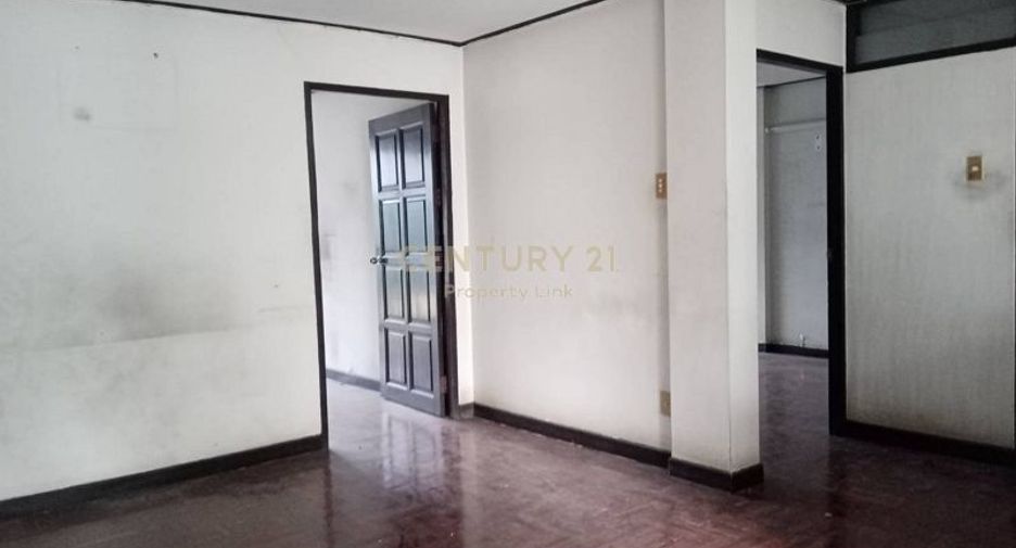 For rent 4 bedrooms townhouse in Watthana, Bangkok