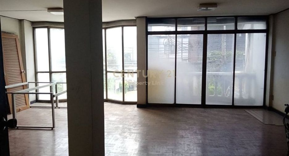For rent 4 bedrooms townhouse in Watthana, Bangkok