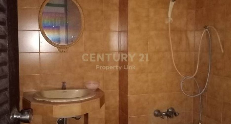 For rent 4 bedrooms townhouse in Watthana, Bangkok