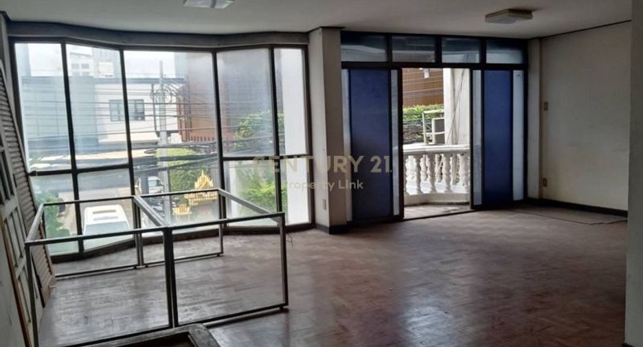 For rent 4 bedrooms townhouse in Watthana, Bangkok