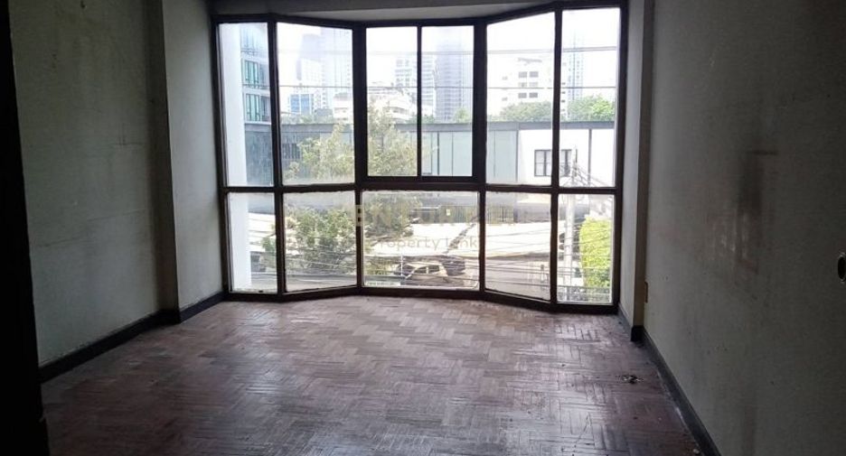 For rent 4 bedrooms townhouse in Watthana, Bangkok
