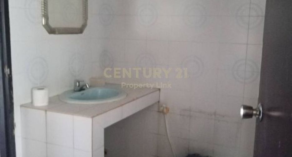 For rent 4 bedrooms townhouse in Watthana, Bangkok