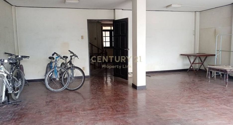 For rent 4 bedrooms townhouse in Watthana, Bangkok