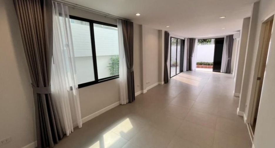 For rent 4 ベッドルーム house in Phaya Thai, Bangkok