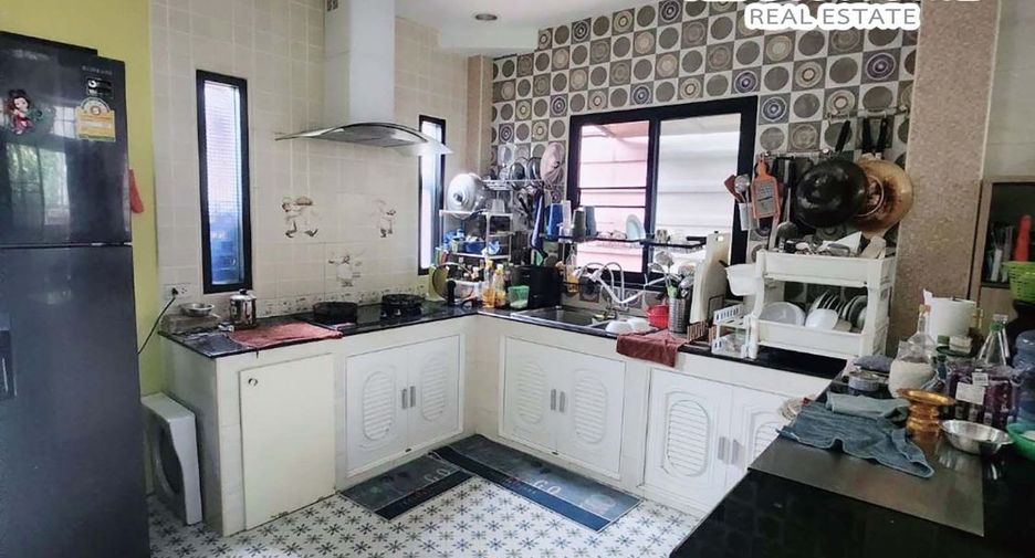 For sale 4 bedrooms house in Don Mueang, Bangkok