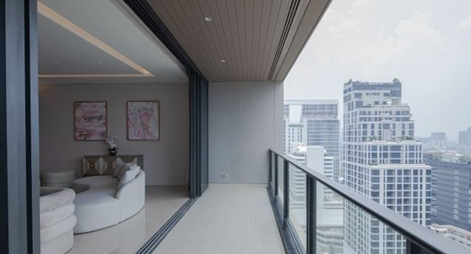 For rent 3 bedrooms condo in Pathum Wan, Bangkok