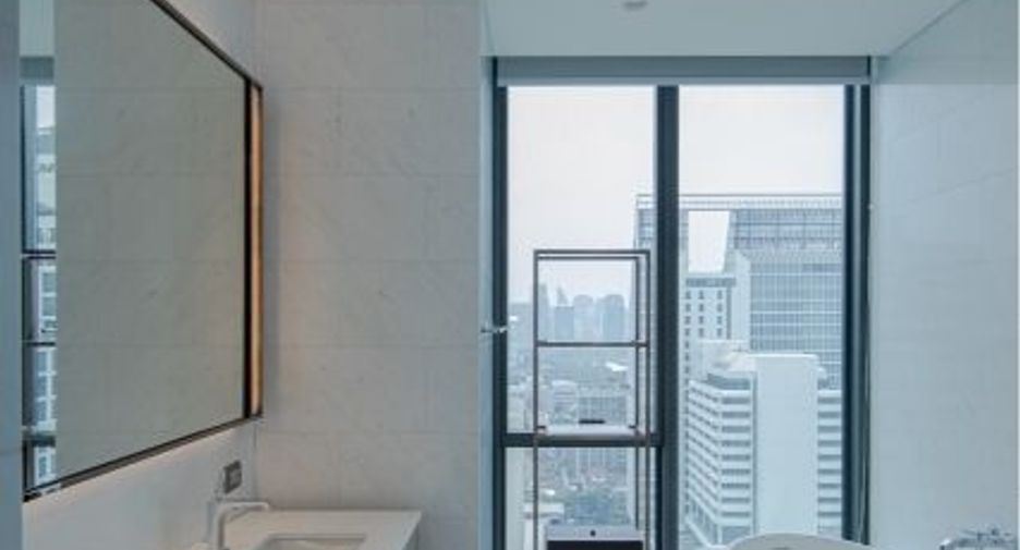 For rent 3 bedrooms condo in Pathum Wan, Bangkok