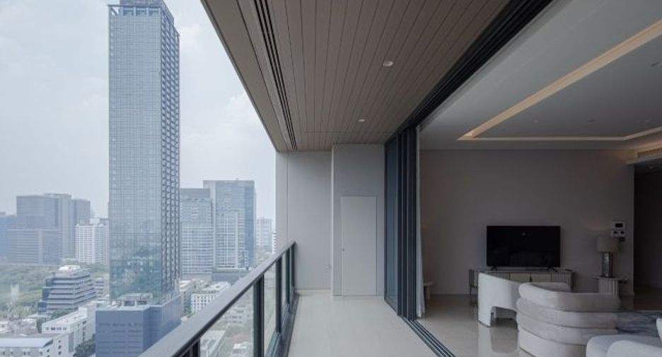 For rent 3 bedrooms condo in Pathum Wan, Bangkok
