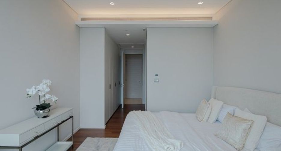 For rent 3 bedrooms condo in Pathum Wan, Bangkok