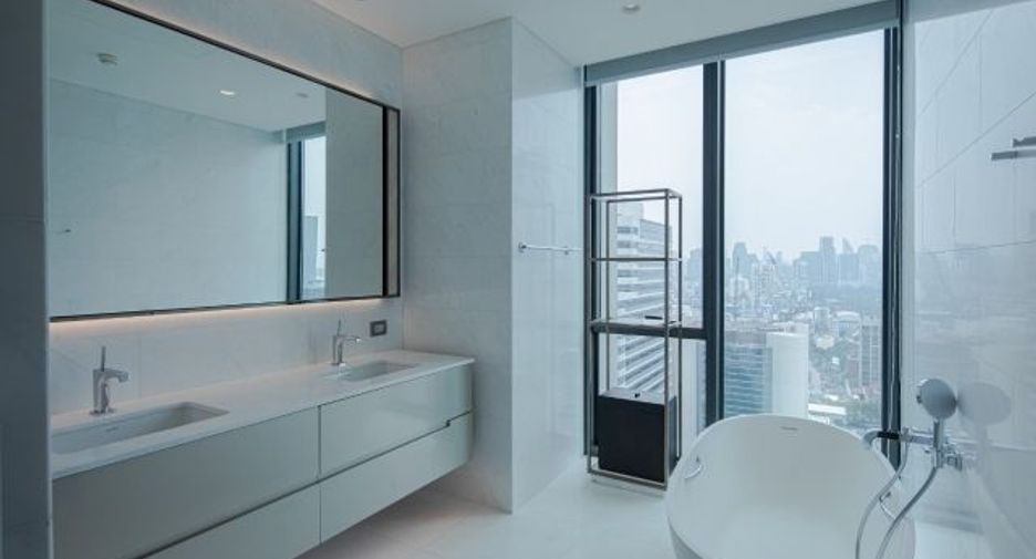 For rent 3 bedrooms condo in Pathum Wan, Bangkok