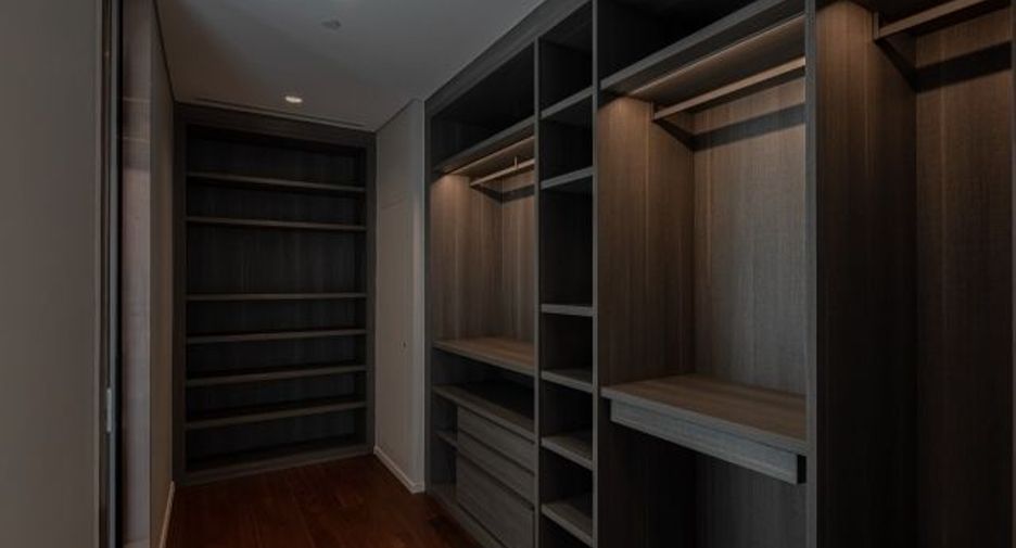 For rent 3 bedrooms condo in Pathum Wan, Bangkok