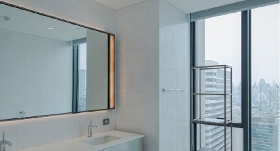 For rent 3 bedrooms condo in Pathum Wan, Bangkok