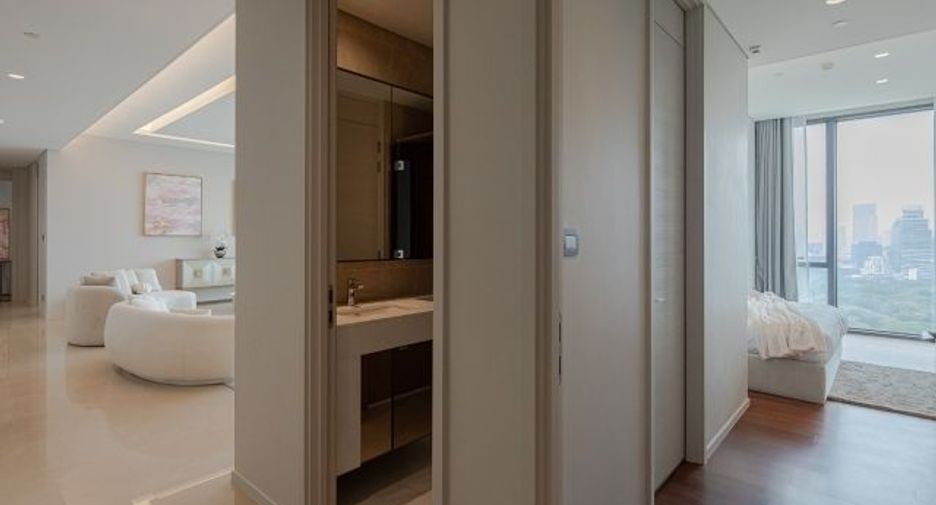 For rent 3 bedrooms condo in Pathum Wan, Bangkok