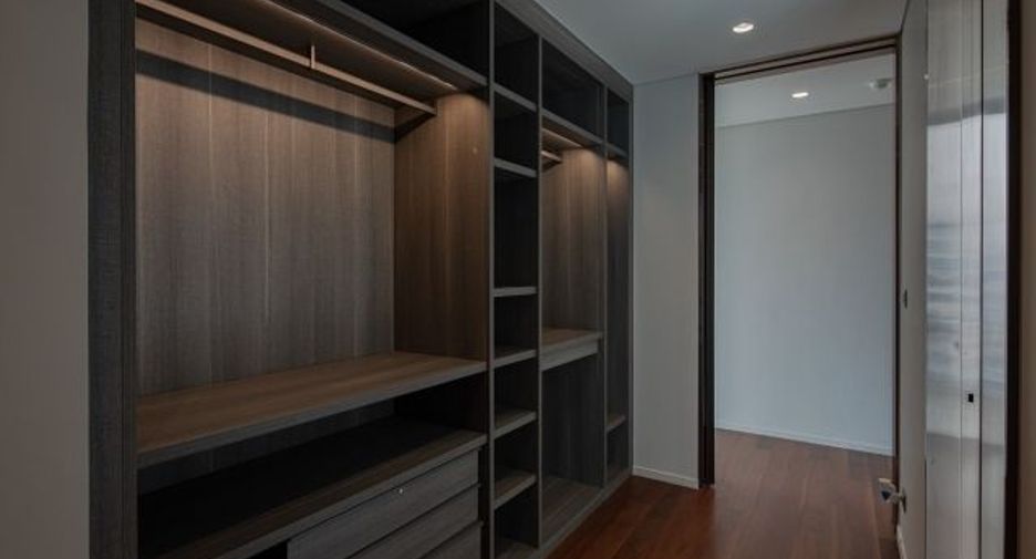 For rent 3 bedrooms condo in Pathum Wan, Bangkok