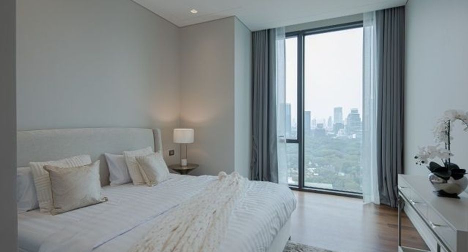 For rent 3 bedrooms condo in Pathum Wan, Bangkok
